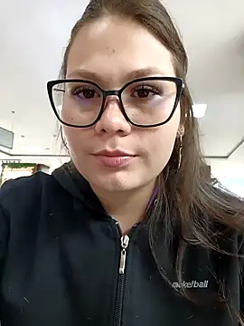 Snapshot of Vale_Saenzz chatting on 03.08.25 Vale Saenzz online show from 03.08.25