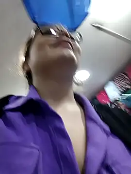 Snapshot of Vale_Saenzz chatting on 03.09.25 Vale Saenzz online show from 03.09.25