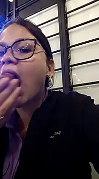 Snapshot of Vale_Saenzz chatting on 03.09.25 Vale Saenzz online show from 03.09.25