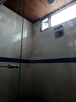 Snapshot of Vale_Saenzz chatting on 03.18.25 Vale Saenzz online show from 03.18.25