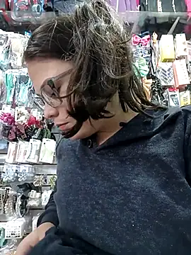 Snapshot of Vale_Saenzz chatting on 09.16.25 Vale Saenzz online show from 09.16.25