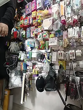 Snapshot of Vale_Saenzz chatting on 10.15.25 Vale Saenzz online show from 10.15.25