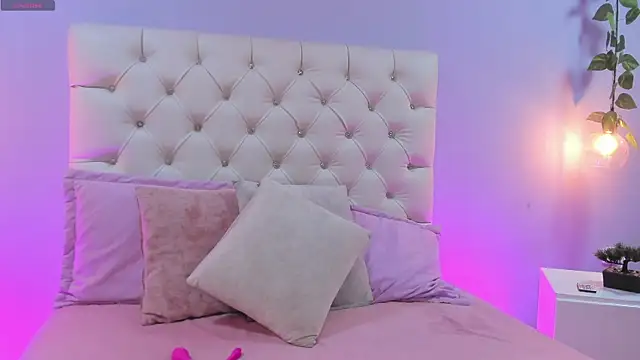 Snapshot of Miaa_Taylor_ chatting on 09.24.25 Miaa Taylor online show from 09.24.25