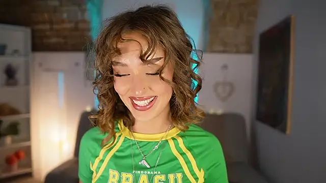 Clara Nia online show from 02.05.25