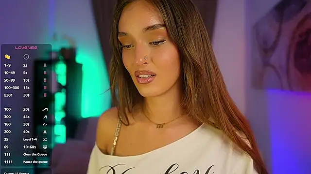 Clara Nia online show from 10.15.25