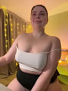 Snapshot of DearAlise chatting on 02.04.25 DearAlise online show from 02.04.25