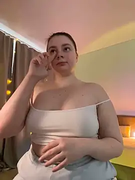 Snapshot of DearAlise chatting on 02.05.25 DearAlise online show from 02.05.25