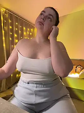 Snapshot of DearAlise chatting on 02.07.25 DearAlise online show from 02.07.25