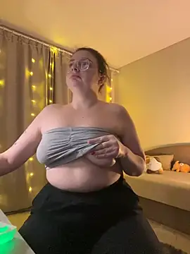 Snapshot of DearAlise chatting on 02.23.25 DearAlise online show from 02.23.25