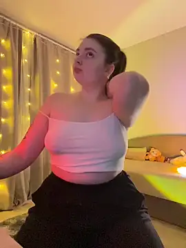 Snapshot of DearAlise chatting on 03.06.25 DearAlise online show from 03.06.25