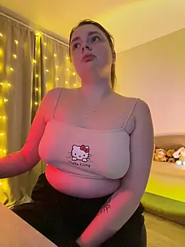 Snapshot of DearAlise chatting on 03.08.25 DearAlise online show from 03.08.25