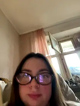 Snapshot of DearAlise chatting on 11.10.25 DearAlise online show from 11.10.25