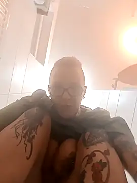 Snapshot of Astrid-Gilbert chatting on 02.03.25 Astrid-Gilbert online show from 02.03.25