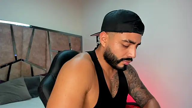 Snapshot of LeandroRusso chatting on 02.23.25 LeandroRusso online show from 02.23.25