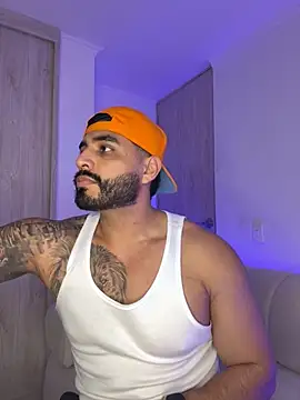 Snapshot of LeandroRusso chatting on 10.01.25 LeandroRusso online show from 10.01.25