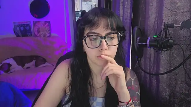 Snapshot of Hela_v chatting on 07.17.26 Hela v online show from 07.17.26