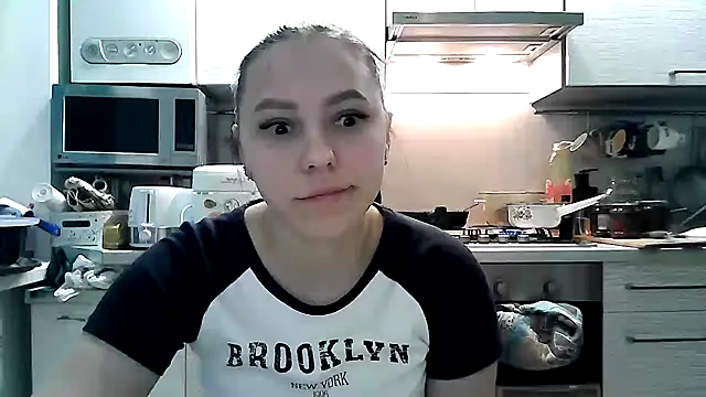 Snapshot of Misssweet_s chatting on 02.04.25 Misssweet s online show from 02.04.25