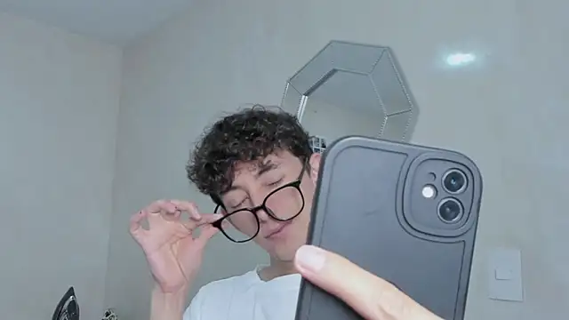 Snapshot of miketwink chatting on 12.13.25 miketwink online show from 12.13.25