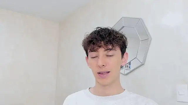 Snapshot of miketwink chatting on 12.15.25 miketwink online show from 12.15.25