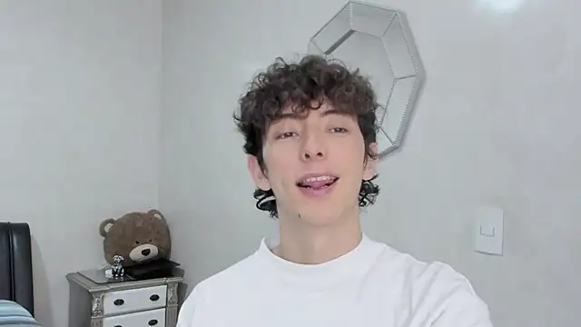 Snapshot of miketwink chatting on 02.18.26 miketwink online show from 02.18.26