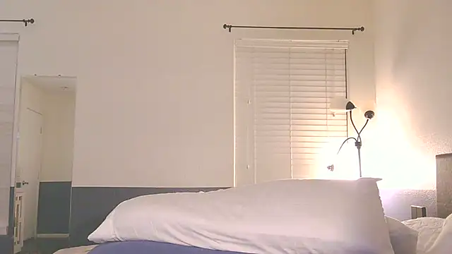 Snapshot of MilfRayne chatting on 02.10.25 MilfRayne online show from 02.10.25