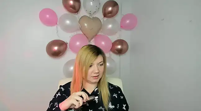 Snapshot of Lola_moree chatting on 02.11.25 Lola moree online show from 02.11.25