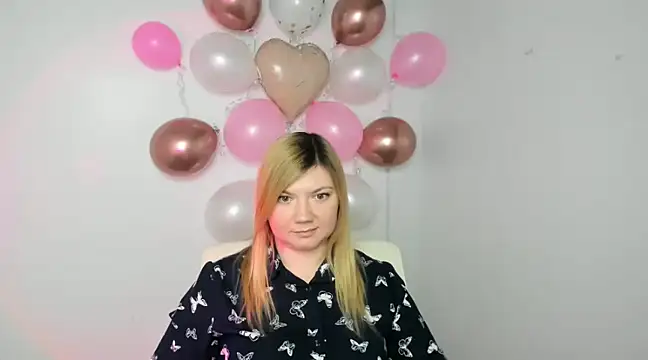 Snapshot of Lola_moree chatting on 02.11.25 Lola moree online show from 02.11.25