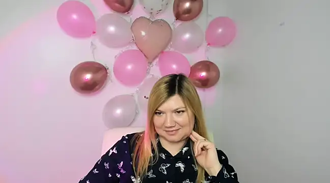 Snapshot of Lola_moree chatting on 02.12.25 Lola moree online show from 02.12.25