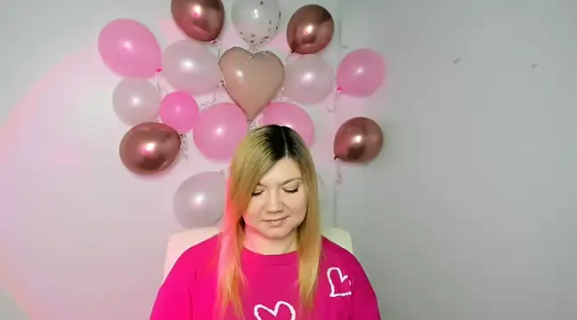 Snapshot of Lola_moree chatting on 02.14.25 Lola moree online show from 02.14.25