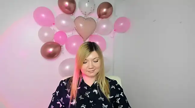 Snapshot of Lola_moree chatting on 02.14.25 Lola moree online show from 02.14.25
