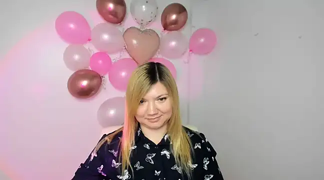 Snapshot of Lola_moree chatting on 02.14.25 Lola moree online show from 02.14.25