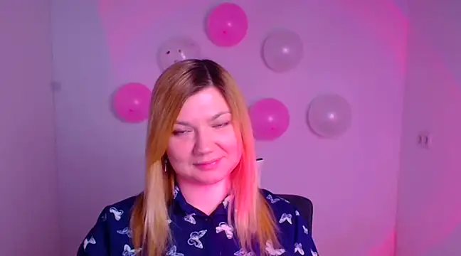 Snapshot of Lola_moree chatting on 02.15.25 Lola moree online show from 02.15.25
