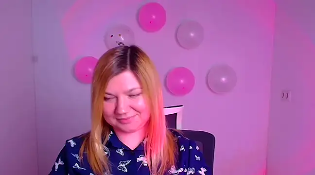 Snapshot of Lola_moree chatting on 02.15.25 Lola moree online show from 02.15.25
