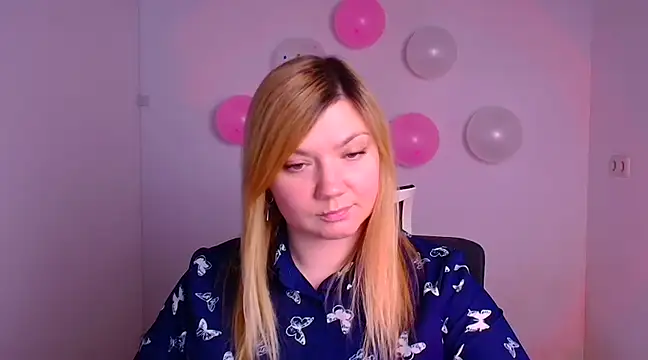 Snapshot of Lola_moree chatting on 02.17.25 Lola moree online show from 02.17.25