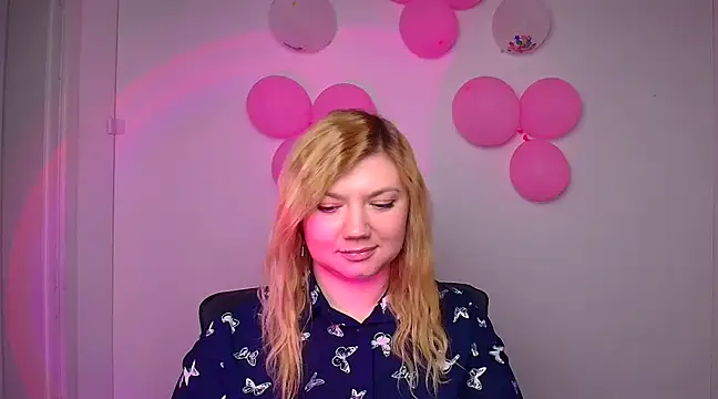 Snapshot of Lola_moree chatting on 02.26.25 Lola moree online show from 02.26.25