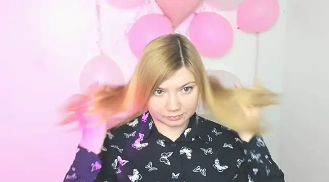 Snapshot of Lola_moree chatting on 03.11.25 Lola moree online show from 03.11.25