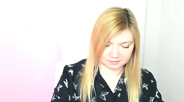 Snapshot of Lola_moree chatting on 03.12.25 Lola moree online show from 03.12.25