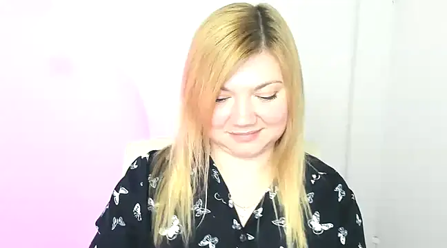 Snapshot of Lola_moree chatting on 03.12.25 Lola moree online show from 03.12.25