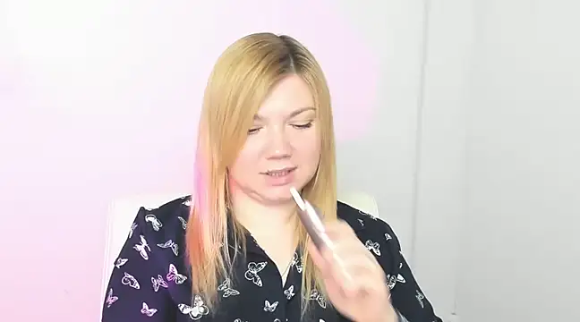 Snapshot of Lola_moree chatting on 03.18.25 Lola moree online show from 03.18.25