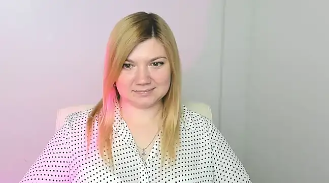 Snapshot of Lola_moree chatting on 03.19.25 Lola moree online show from 03.19.25