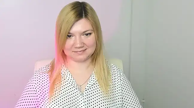 Snapshot of Lola_moree chatting on 03.19.25 Lola moree online show from 03.19.25