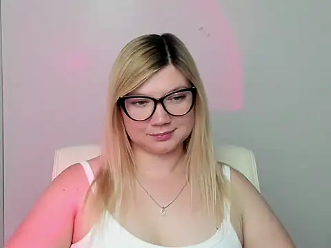 Snapshot of Lola_moree chatting on 09.14.25 Lola moree online show from 09.14.25