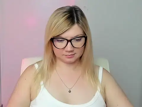 Snapshot of Lola_moree chatting on 09.15.25 Lola moree online show from 09.15.25