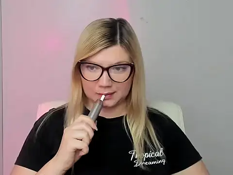 Snapshot of Lola_moree chatting on 09.17.25 Lola moree online show from 09.17.25