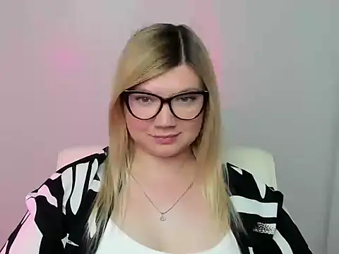 Snapshot of Lola_moree chatting on 09.21.25 Lola moree online show from 09.21.25
