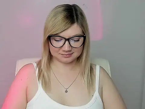 Snapshot of Lola_moree chatting on 09.29.25 Lola moree online show from 09.29.25