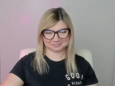 Snapshot of Lola_moree chatting on 10.03.25 Lola moree online show from 10.03.25
