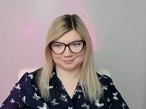 Snapshot of Lola_moree chatting on 10.04.25 Lola moree online show from 10.04.25