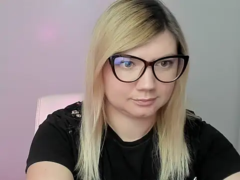 Snapshot of Lola_moree chatting on 10.06.25 Lola moree online show from 10.06.25