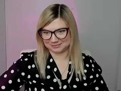 Snapshot of Lola_moree chatting on 10.10.25 Lola moree online show from 10.10.25